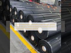 Гладкая водонепроницаемая мембрана с прочностью на растяжение не менее 15 МПа, предназначенная для защиты от влаги в кровельных и фундаментных работах