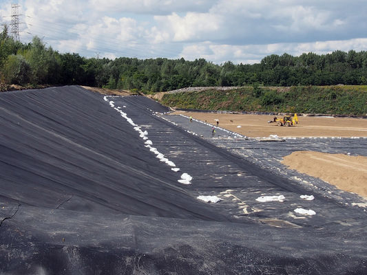 Ширина от 1 до 12 метров Геомембрана HDPE Линейная прочность на растяжение 15MPa Длина от 50 до 100 метров Решение для полигонов и горных работ