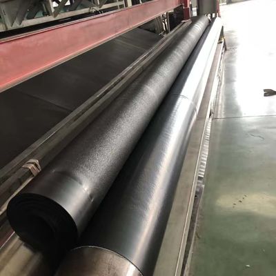 Ширина от 1 до 12 метров Геомембрана, обеспечивающая относительное удлинение при разрыве не менее 700 процентов, подходящая для облицовки резервуаров и систем защиты от эрозии