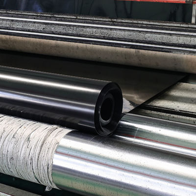 Ширина от 1 до 12 метров Геомембрана, обеспечивающая относительное удлинение при разрыве не менее 700 процентов, подходящая для облицовки резервуаров и систем защиты от эрозии