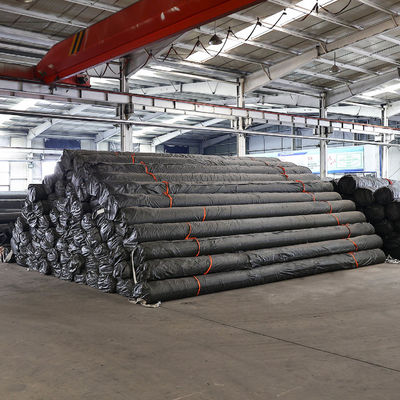 Ширина от 1 до 12 метров Геомембрана HDPE Линейная прочность на растяжение 15MPa Длина от 50 до 100 метров Решение для полигонов и горных работ