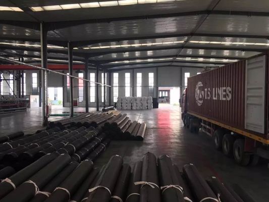 Гладкая поверхность прудов для белых креветок, ориентированная на устойчивые методы выращивания креветок и охрану окружающей среды