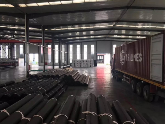 Прочность на растяжение ≥15 МПа Индекс кислорода ≥30% Геомембрана HDPE для долговечных водонепроницаемых решений