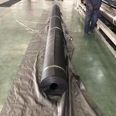 Геомембрана из ПНД с прочностью на разрыв ≥15 МПа, ширина от 1 до 12 метров, кислородный индекс ≥30%, долговечная водонепроницаемая мембрана