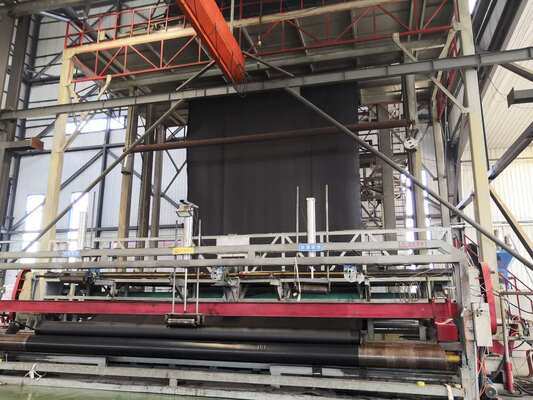 Геомембрана из ПНД с прочностью на разрыв ≥15 МПа, ширина от 1 до 12 метров, кислородный индекс ≥30%, долговечная водонепроницаемая мембрана