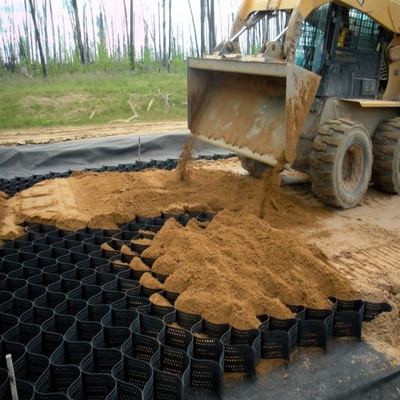 Черная зеленая стабилизация гравия Geocell HDPE пефорировала