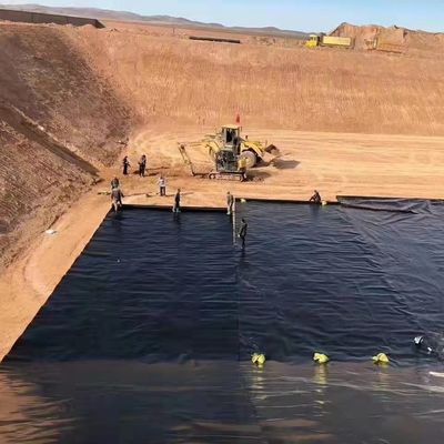 Содержание углерода в черном 2,0-3,0 процентов HDPE Геомембрана Линера толщина 0,1-3,0 мм Противопробиваемость 20N Подходит для промышленных применений