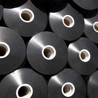 Геомембрана из ПЭВП длиной 50–100 м, обеспечивающая прочность на разрыв выше 15 МПа и содержание технического углерода в диапазоне от 2,0 до 3,0 процентов