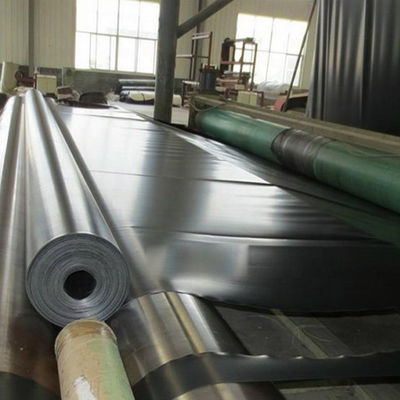 Ширина от 1 до 12 метров Геомембрана HDPE Линейная прочность на растяжение 15MPa Длина от 50 до 100 метров Решение для полигонов и горных работ