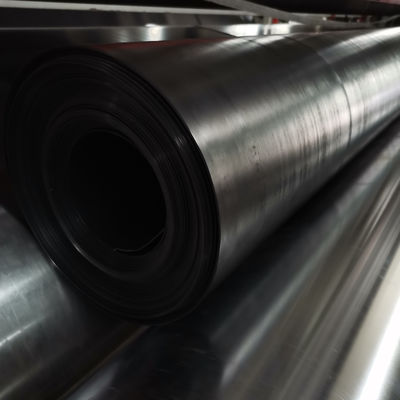 Устойчивость к проколу 20Н Геомембранная подкладка из полиэтилена высокой плотности (HDPE), обеспечивающая удлинение при разрыве 700 процентов и прочность на разрыв 25 кН на метр