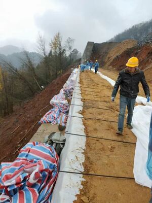 Белая ткань из геотекстиля длина 50 м 100 м с прочностью на прокол CBR ≥ 12 КН идеально подходит для проектов по стабилизации почвы и борьбе с эрозией